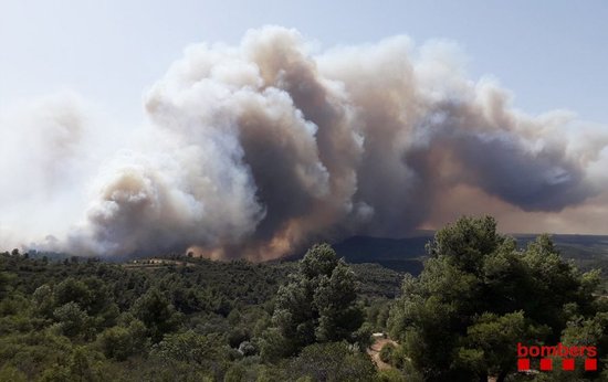 A wildfire rages in southern Catalonia, causing evacuations and road closures. (Photo: Catalan Firefighters)
