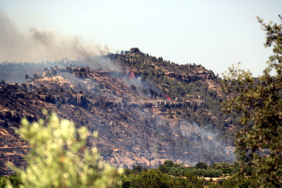 Flames showing in the wildfire affecting more than 4,000 hectares in southern Catalonia. (Photo: Anna Ferràs)