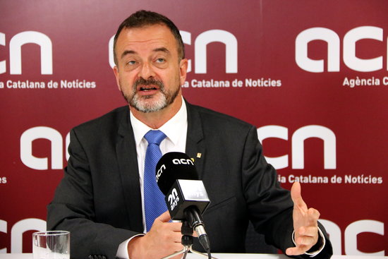Foreign minister Alfred Bosch during his interview with the Catalan News Agency. (Photo: Nazaret Romero)