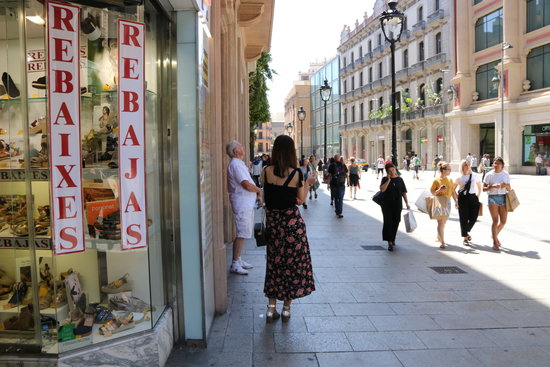 Sales signs on a shop on one of Barcelona's primary shopping streets, Portal de l'Àngel. (Photo: Andrea Zamorano)