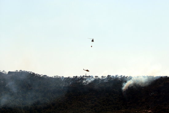 Air crews work on controlling the wildfire in southern Catalonia. (Photo: Salvador Miret)