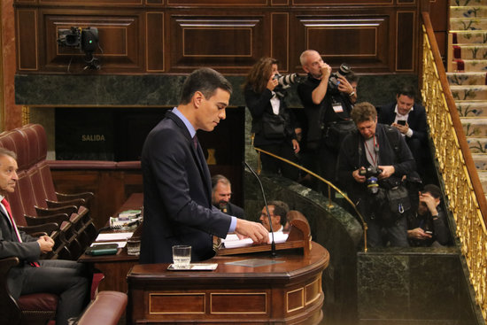 Acting Spanish president standing in the Spanish congress. (Photo: Bernat Vilaró)