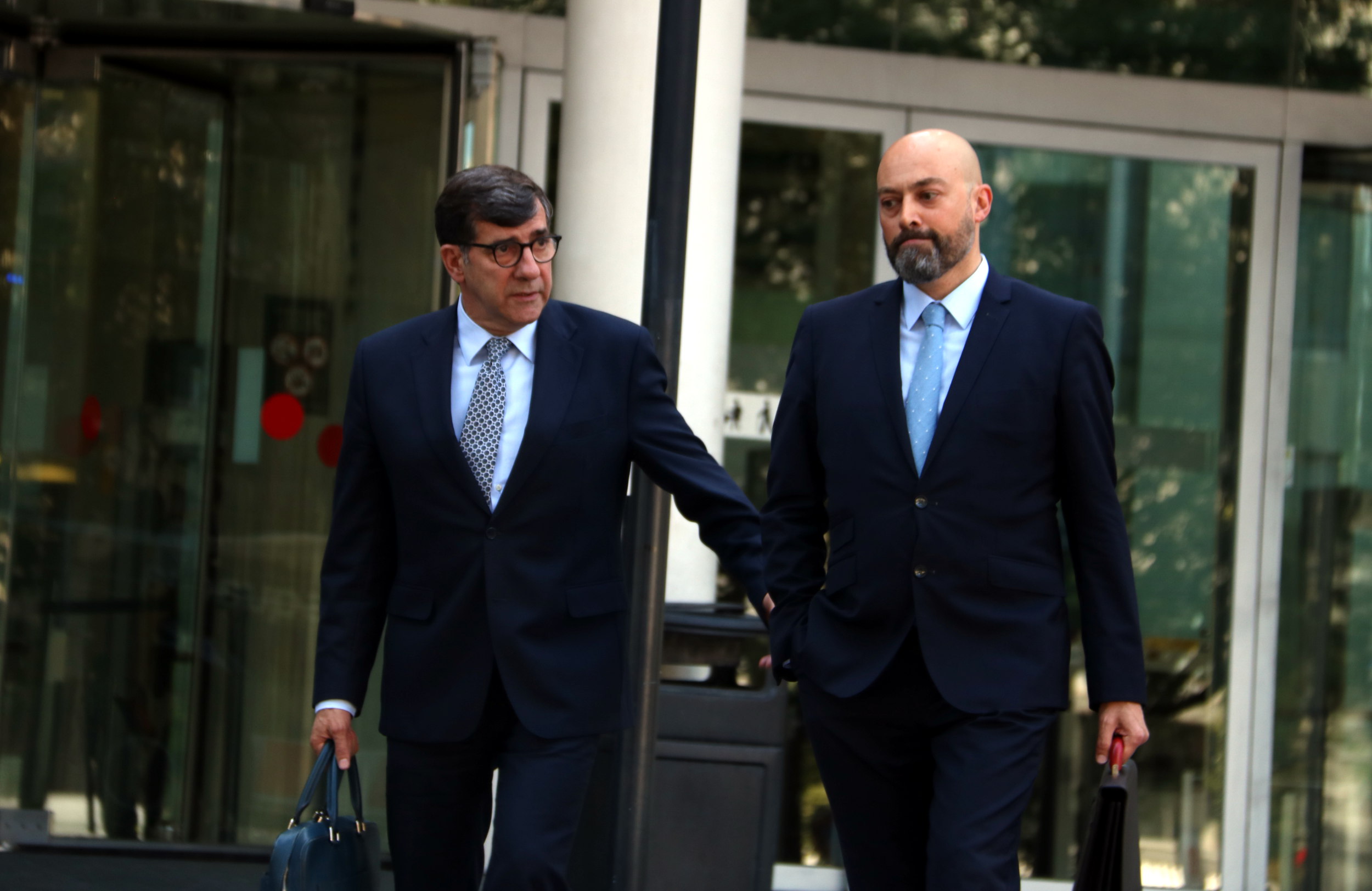 Saül Gordillo, the director of the Catalan public radio (right), leaves the Barcelona local court (by Pol Solà)