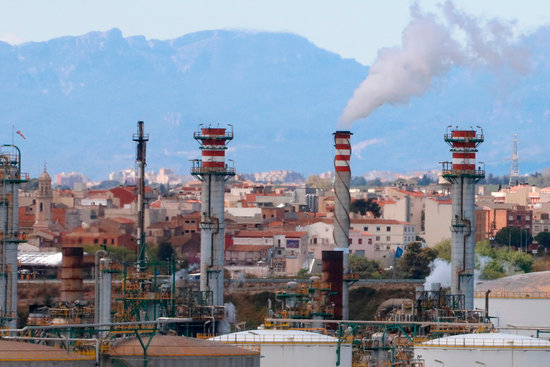 Industrial chimneys in Tarragona. (Photo: Núria Torres)