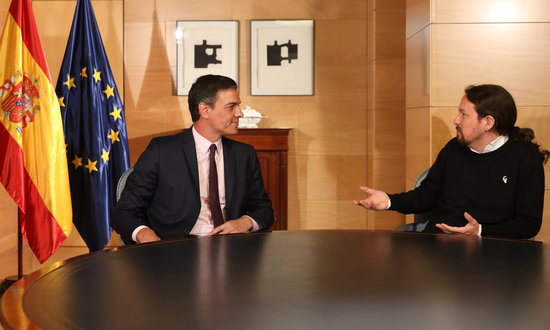 Spain's acting president Pedro Sánchez (left) talking with Unidas Podemos leader Pablo Iglesias (by PSOE)