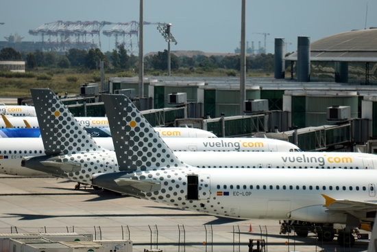 A line of Vueling airplanes stationed in terminal 1 of Barcelona's airport. (Photo: Lluís Sibils)