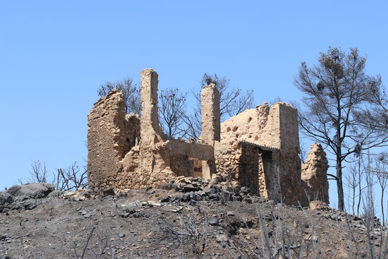 A building left in ruins from the major wildfire in southern Catalonia. (Photo: Miquel Colodar)