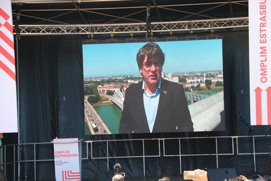 Former president Carles Puigdemont appears via video link at a protest in Strasbourg against the fact that Catalan politicians were not able to take their seats in the European Parliament. (Photo: Blanca Blay)