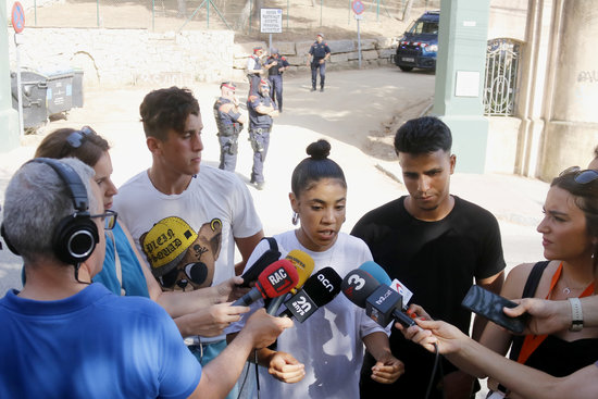 Lamiae Abassi of the exMENA collective, a group of people who grew up in unaccompanied child migrant centers, speaks to the media denouncing the “racist” attacks on the center in El Masnou. (Photo: Jordi Pujolar)