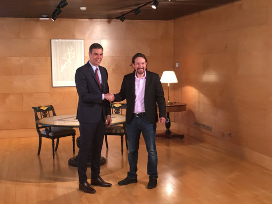 Socialist leader Pedro Sánchez and Podemos leader Pablo Iglesias shake hands at a meeting between the two parties over how to govern Spain. (Photo: Roger Pi de Cabanyes)