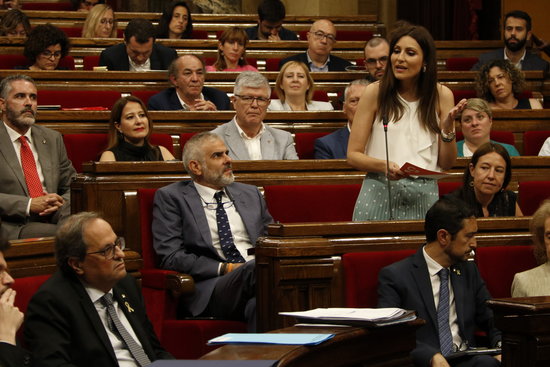 Spokesperson for the unionist opposition Ciutadans in the Catalan parliament, Lorena Roldán (standing), addresses the Catalan president Quim Torra (bottom left). (Photo: Guillem Roset)