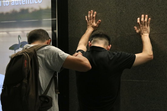 A police officer searching a suspect in Barcelona's metro (by ACN)