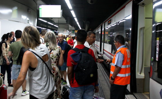 Passengers wait on the train platform at Sants station during the Renfe strike. (Photo: Joana Garreta)