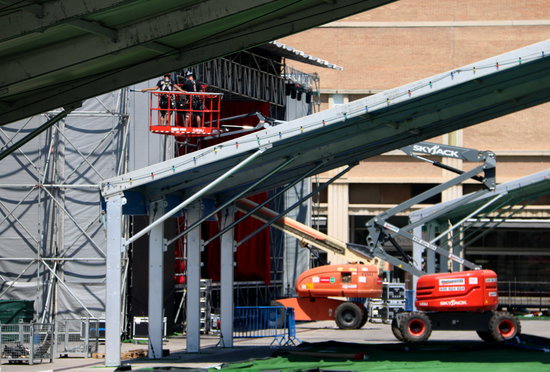 Mounting works of the Sónar before the music festival in Fira Montjüic. (Photo: Pau Cortina)