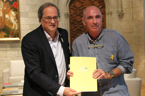 Lluís Llach (right), head of the government body set up to facilitate constituent debate, delivers the report to Quim Torra (left). (Photo: Bernat Vilaró)