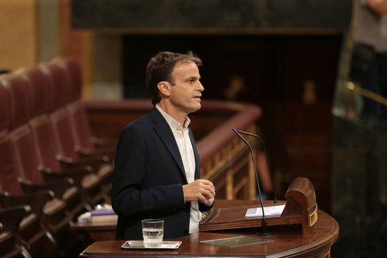Jaume Asens of En Comú Podem addresses the Spanish congress in the presidential debates. (Photo: Rafa Garrido)