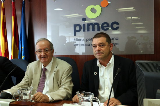 Josep González (left), president of Pimec, and Joaquim Ferrer (right), a business department official in the Catalan government, at the press conference unveiling the latest figures related to Catalan SMEs. (Photo: Maria Belmez)