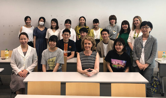 The Catalan culture minister and the students and teacher of the Catalan studies course in Hosei University, Tokyo, on July 23, 2019 (by culture ministry)