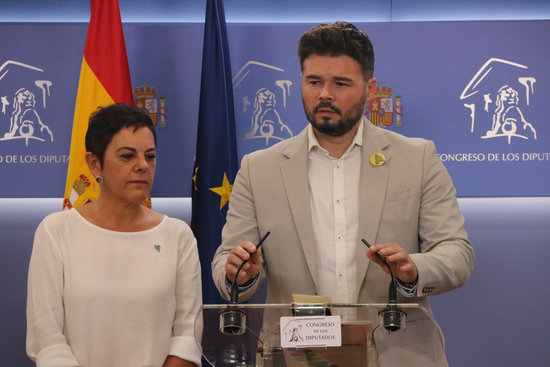 Esquerra's senior MP in Spanish congress, Gabriel Rufián, with Basque Bildu's Mertxe Aizpurua, on July 25, 2019 (by Roger Pi de Cabanyes)