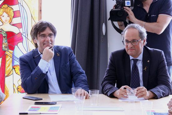 Former president Carles Puigdemont and current president Quim Torra meet at the Council for the Republic meeting in Waterloo. (Photo: Natàlia Segura)