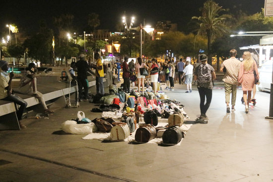 Street sellers returned to business after the police's shift ended on the first night of the new deployment of officers to cull the practice. (Photo: Miquel Codolar)