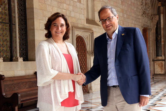 Barcelona's mayor, Ada Colau, and the Catalan president, Quim Torra, holding hands on July 30, 2019 (by Nazaret Romero)