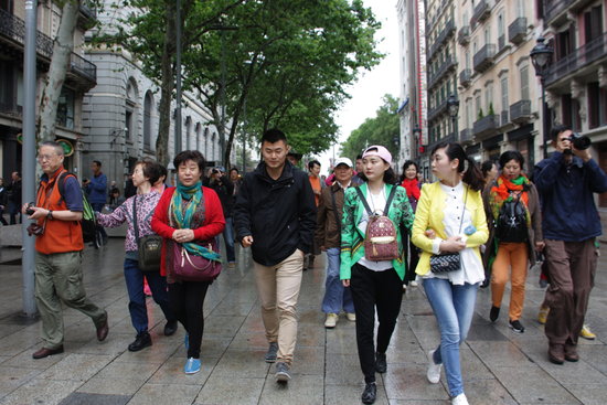 Tourists enjoy a Sunday in the streets of Barcelona (Santiago, S)