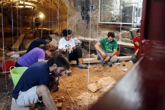 Archaeological digs at the Caves of Toll de Moià. (Photo: Jordi Pujolar)