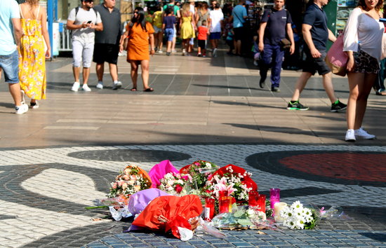 Flowers honoring the victims of the 2017 terror attack in La Rambla (by ACN)