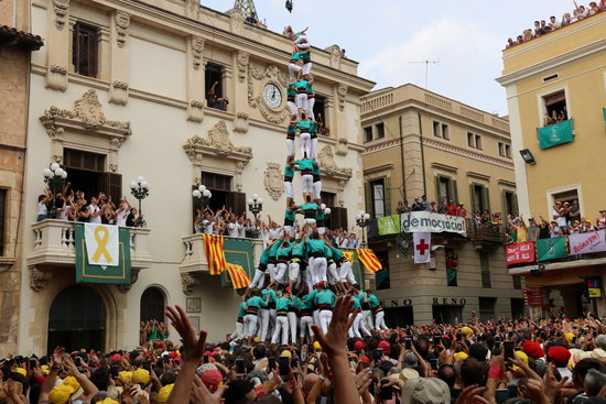 Image of a ten-tier human tower by Castellers de Vilafranca group in 2018 Sant Fèlix (by Gemma Sánchez)