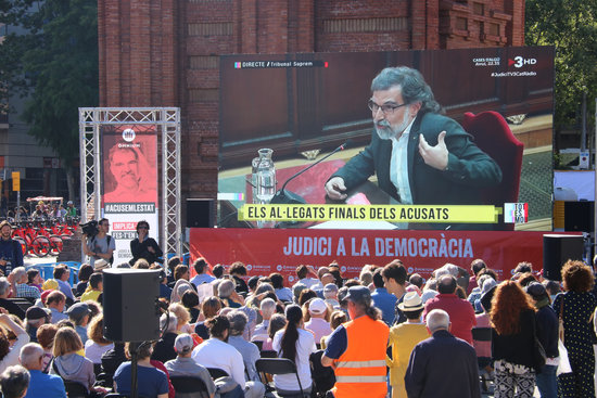 Jordi Cuixart, president of Òmnium Cultural, appears on screen in a public viewing of the defendants closing remarks during the Catalan Trial. (Photo: Bernat Vilaró)