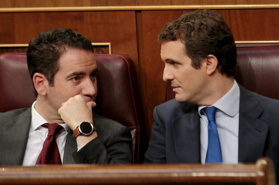 PP leader Pablo Casado (right) speaks with the party general secretary Teodoro García Egea in the Spanish congress during the presidential debates. (Photo: Juan Carlos Rojas)