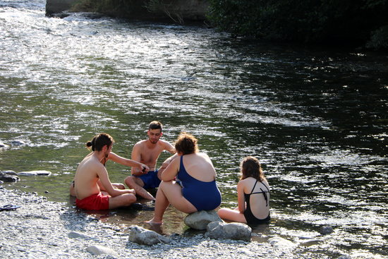 A group of swimmers bathing in the Nogeura Pallaresa river this summer. (Photo: Marta Lluvich)
