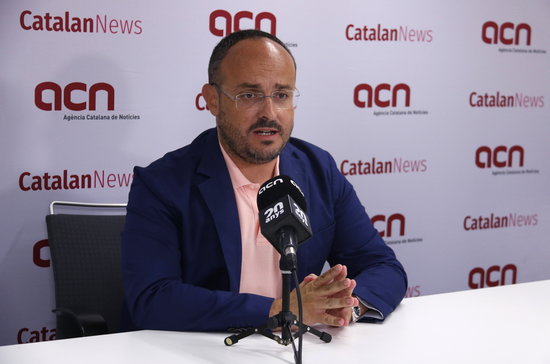 Head of the Catalan People's Party, Alejandro Fernández, in an interview with the Catalan News Agency. (Photo: Gerard Artigas)