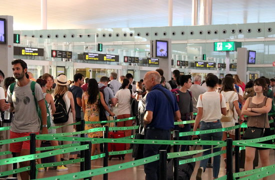 Queues at the security check of Barcelona airport on the first day of the security staff strike on August 9, 2019. (Photo: Norma Vidal)