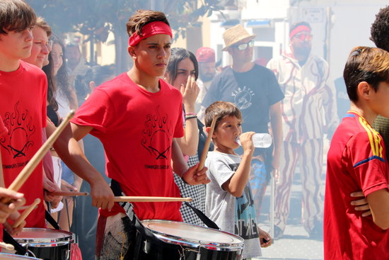 Khalid Ousini volunteered to play the drums in the Festa Major de Cubelles (Gemma Sànchez)