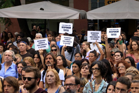 People flood the streets of Gràcia with anti-gender violence slogans (Laura Fíguls)