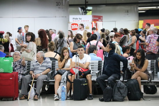 Passengers waiting for their train to arrive after the delays on August 23, 2019. (Photo: Ariadna Coma)