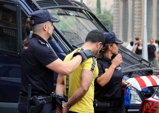 Catalan and Spanish police detained 23 people on suspicion of theft on Tuesday (Nazaret Romero)