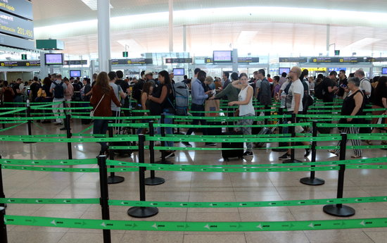 Security checks at Barcelona's El Prat airport on August 30, 2019 (by Àlex Recolons)