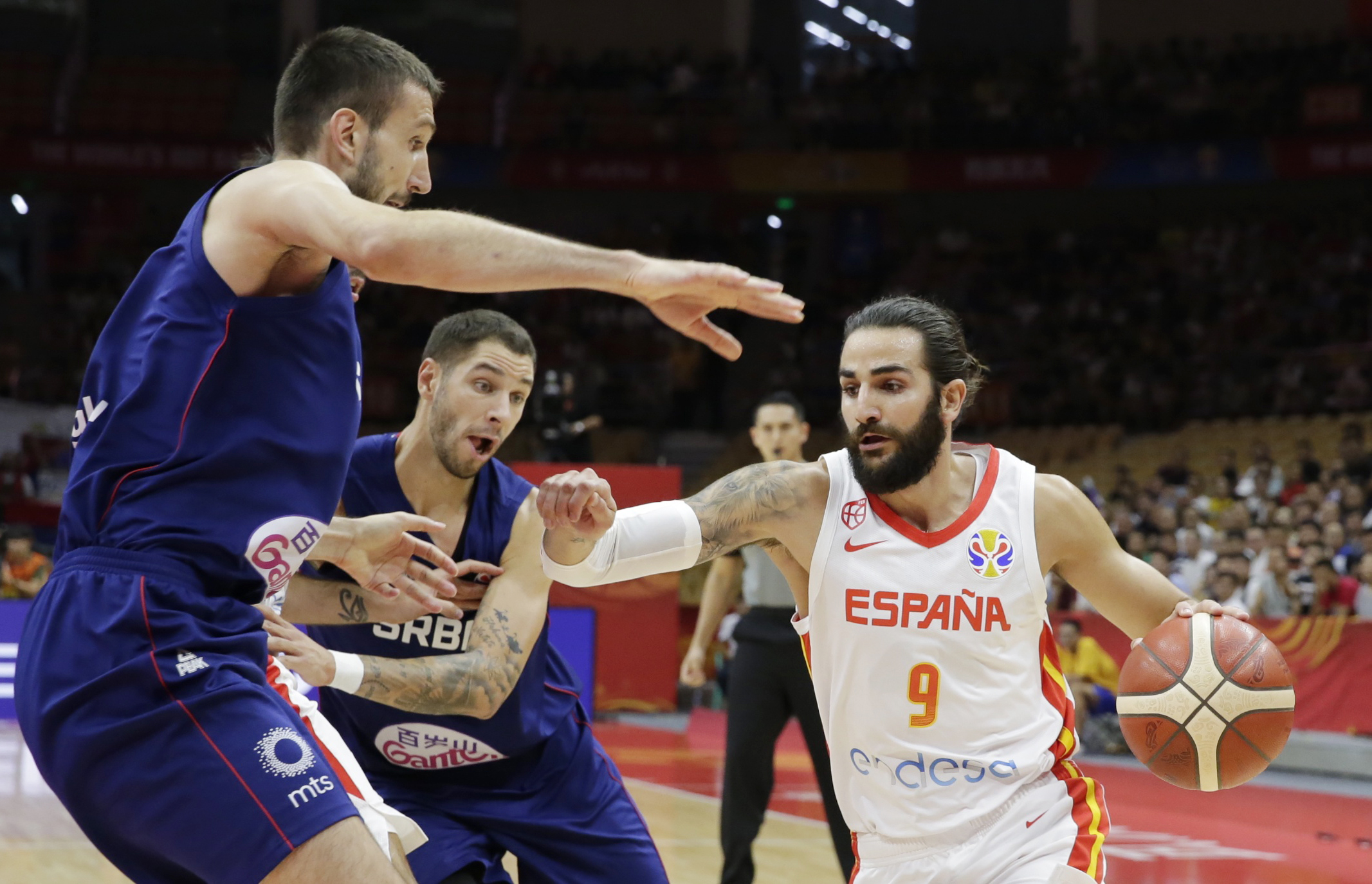 Ricky Rubio takes on two Serbia defenders in the Basketball World Cup second round match. (Photo: REUTERS/Jason Lee)