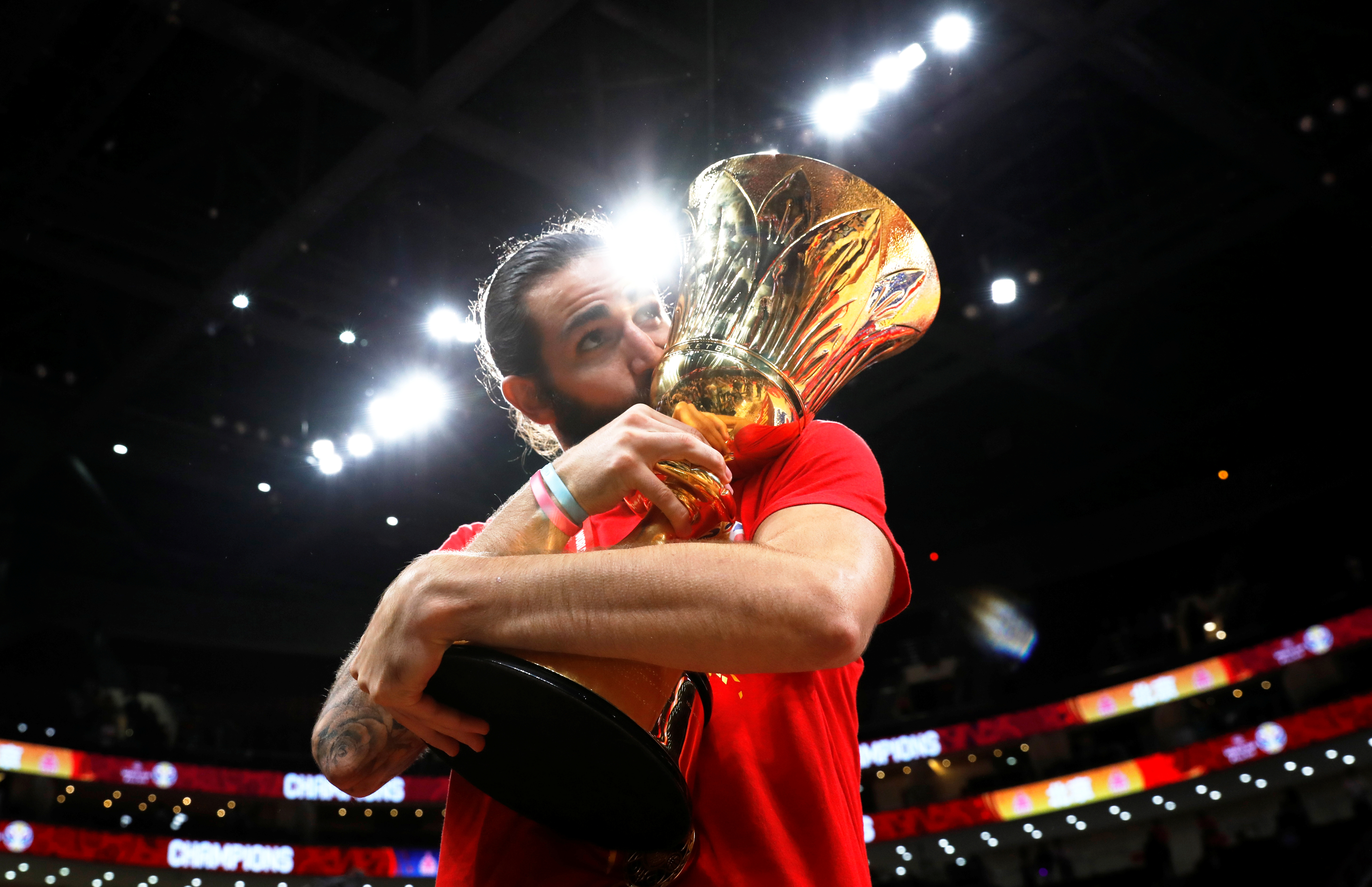 Ricky Rubio kisses the FIBA World Cup trophy after Spain's win over Argentina in the 2019 final (by Reuters/Kim Kyung-Hoon)