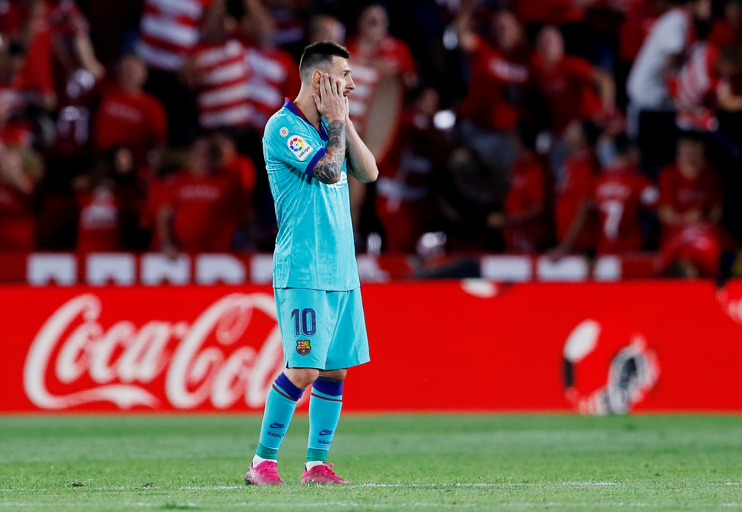 Leo Messi puts his face in his hands as Barcelona fall to a 0-2 defeat away to Granada (by Reuters/Marcelo Del Pozo)