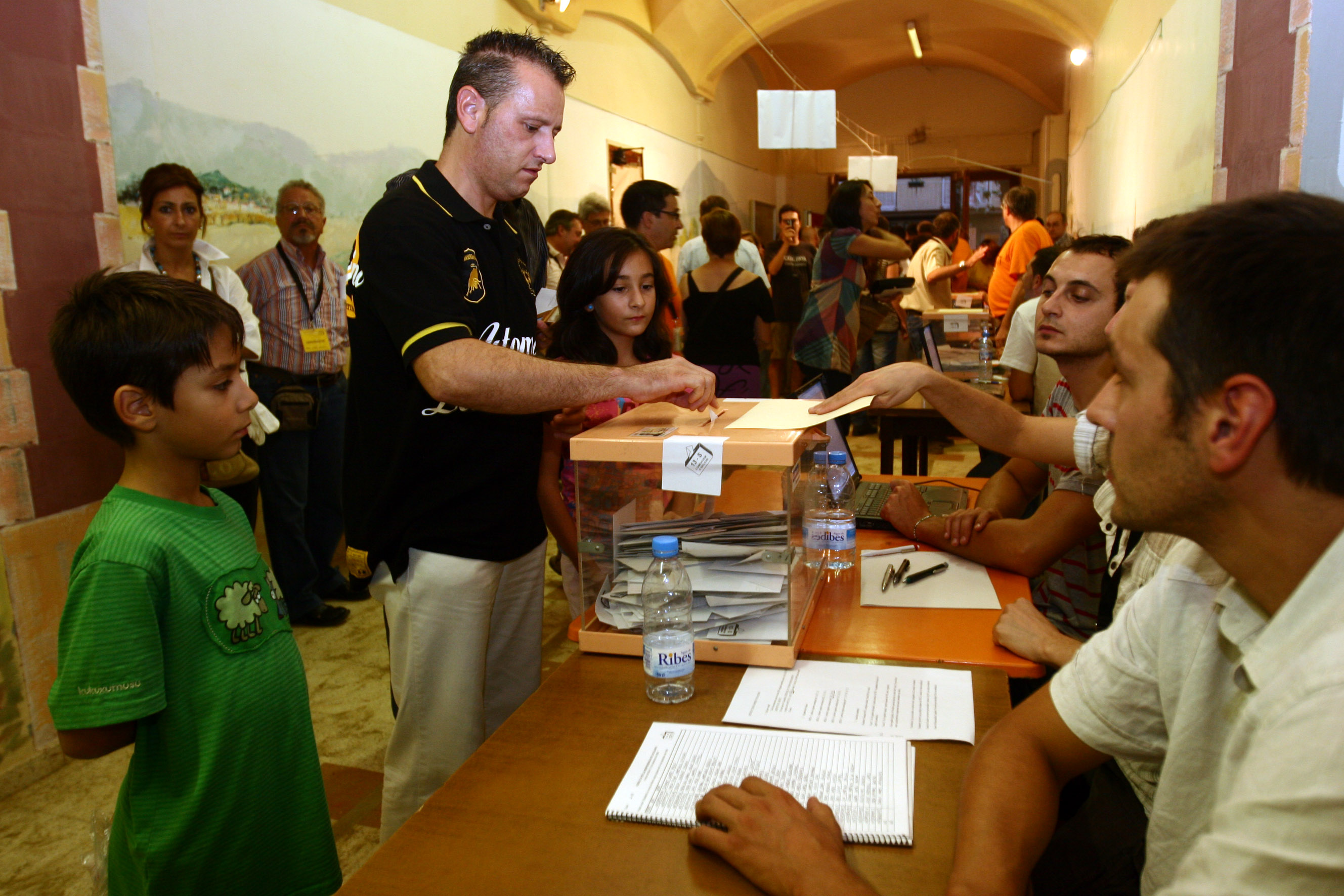 Voters casting their ballot in Arenys de Munt independence vote, on September 13, 2009 (by Albert Salamé)