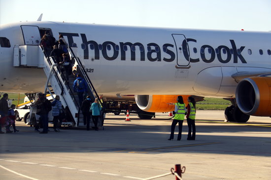 Passengers board a Thomas Cook airplane at Alguaire airport in Lleida in April 2017 (by Oriol Bosch)