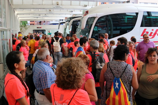 Hundreds of demonstrators preparing to board buses on the way to Barcelona for the 2018 National Day demonstration. (Photo: Jordi Marsal)
