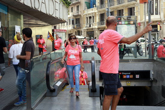 National Day demonstrators stepping out of a metro station in Barcelona. (Photo: Laura Fíguls)