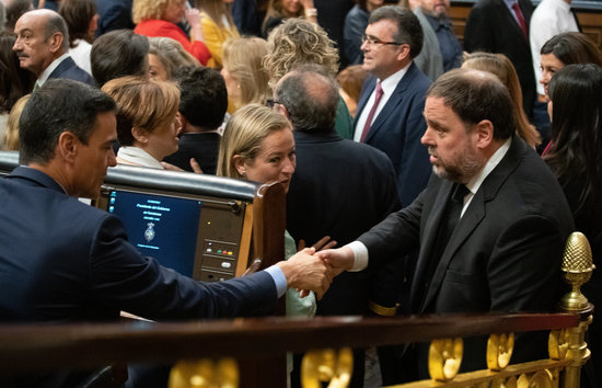 Jailed pro-independence leader Oriol Junqueras (right) shakes hands with president Pedro Sánchez in the Spanish congress (by Javier Barbancho)