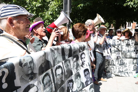 Relatives of people disappeared during the Franco dictatorship protest a Supreme Court decision to put on hold the dictator's exhumation (by Andrea Zamorano)