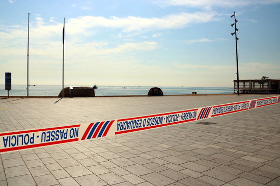 Sant Sebastià beach in Barcelona evacuated after the Spanish Civil War bomb was found in the sea in August, 2019 (by Nazaret Romero)